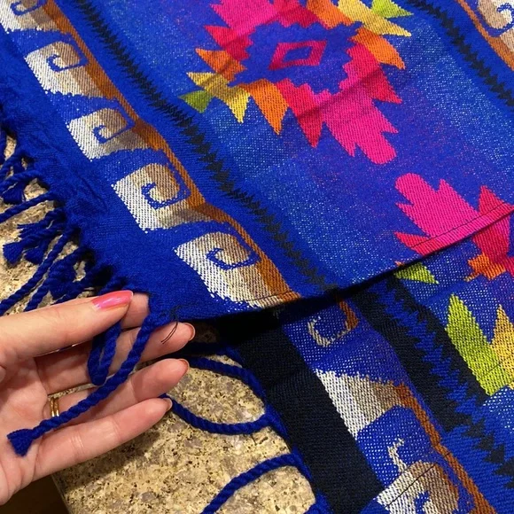 Wool Women’s Wrap or Cape Colorful Aztec Type Design Made in Ecuador One Size - Picture 7 of 16